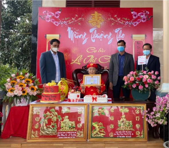 Lãnh đạo Đảng uỷ, UBND và BTV hội người cao tuổi xã Phú Lộc tổ chức chúc thọ, mừng thọ cho người cao tuổi đăng thọ tuổi 101, 100, 95, 90.